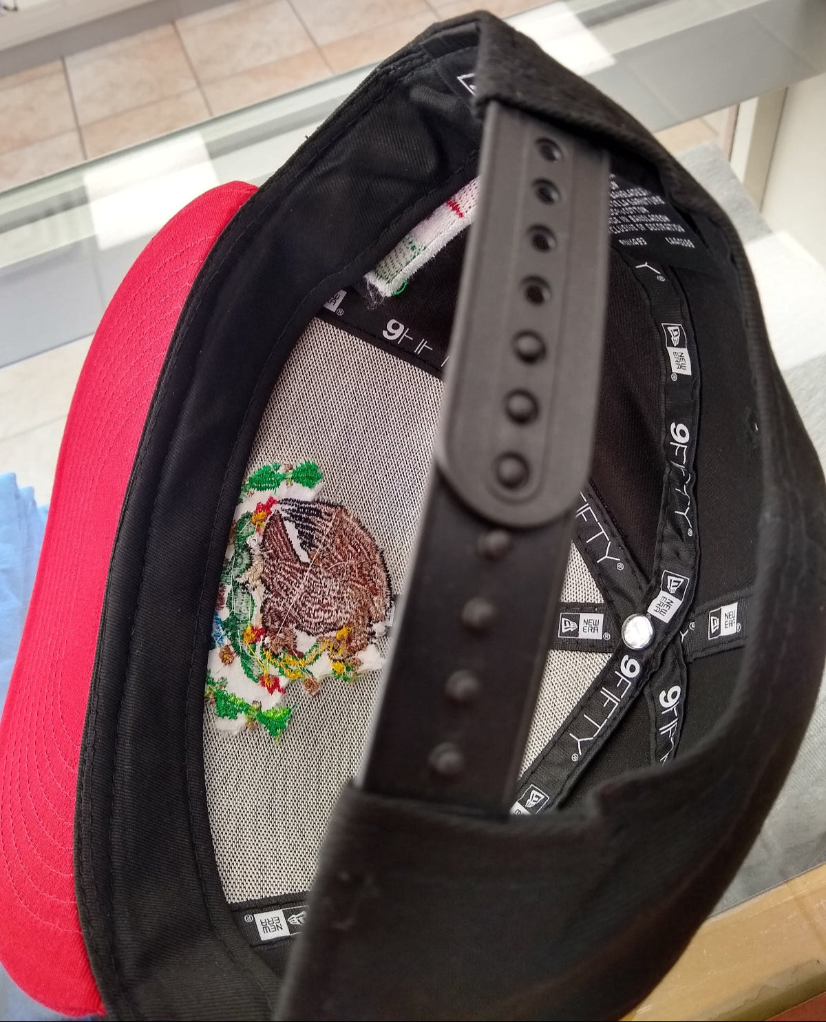 Embroidered Shield and flag SnapBack Mexico Black - Red Hat