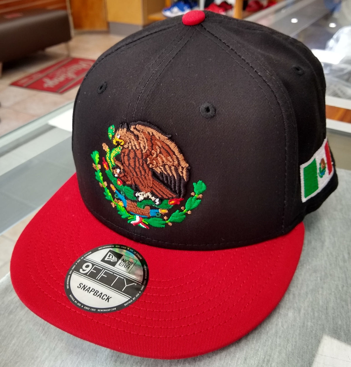 Embroidered Shield and flag SnapBack Mexico Black - Red Hat