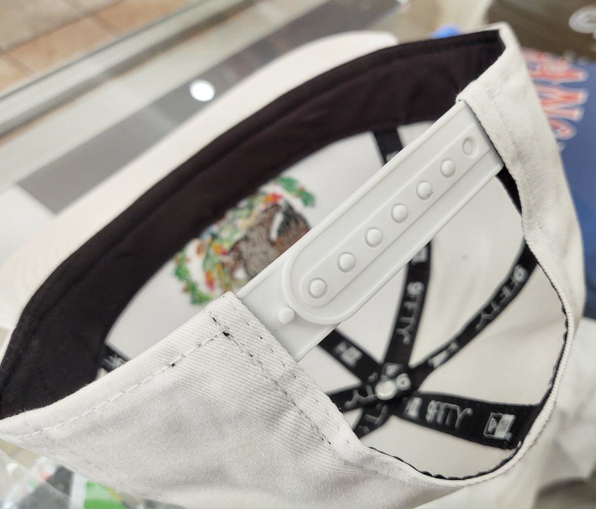 Embroidered Shield and flag SnapBack Mexico New Era White Hat